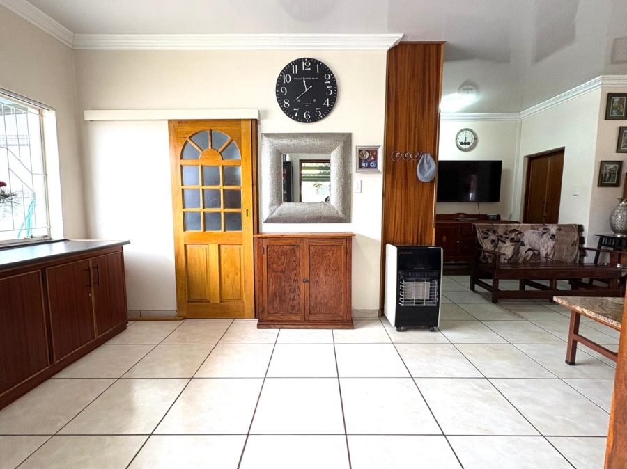 6 Bedroom Property for Sale in Lakeview Free State